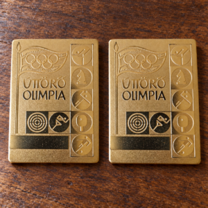 Két egyforma Úttörő Olimpia sportplakett / Pair of identical Úttörő Olimpia sports plaques – illusztratív élőkép / illustrative lifestyle image