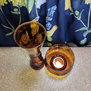 Kézi csiszolású borostyán színű váza asztalközép kínálóval