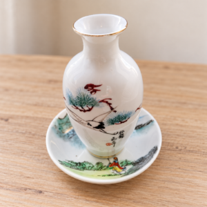 Hongkongi festett mini porcelán váza tálkával, illusztratív élőkép / Hong Kong painted miniature porcelain vase with dish, illustrative lifestyle image