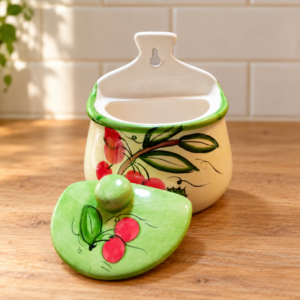 Cseresznyemintás kerámia fali fűszertartó zöld fedéllel / Cherry-decorated ceramic wall-mounted spice holder with green lid – illusztratív élőkép / illustrative lifestyle image