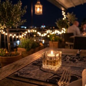 Csiszolt kristály gyertyatartó kocka egy hangulatos terasz asztalán.