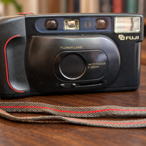 Fuji DL-60 kompakt filmes fényképezőgép / Fuji DL-60 compact film camera – illusztratív élőkép / illustrative lifestyle image