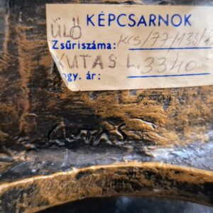 Kutas László: Ülő nő (bronzírozott szobor)