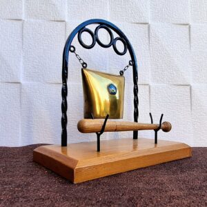 Ritka mezőtúri asztali díszkolomp – réz, kovácsoltvas és fa talapzat