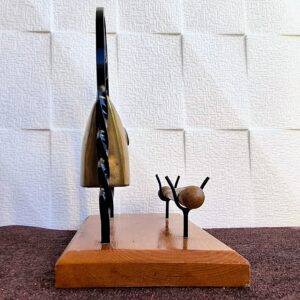 Ritka mezőtúri asztali díszkolomp – réz, kovácsoltvas és fa talapzat