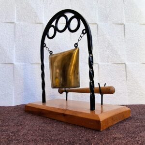 Ritka mezőtúri asztali díszkolomp – réz, kovácsoltvas és fa talapzat