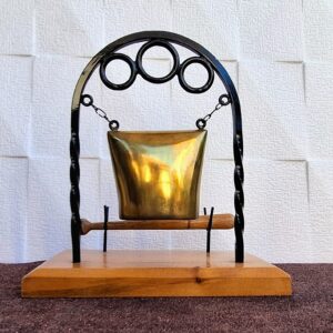 Ritka mezőtúri asztali díszkolomp – réz, kovácsoltvas és fa talapzat