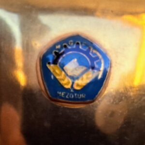 Ritka mezőtúri asztali díszkolomp – réz, kovácsoltvas és fa talapzat