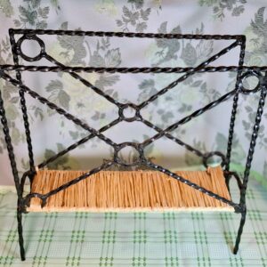 kovácsoltvas újságtartó, retro újságtartó, ’60-as évek design, ’70-es évek lakberendezés, vintage magazintartó, twisted iron rack, rafia polc, mid-century modern, retro lakásdekor, magyar vintage bútor, kovácsoltvas tartó, rustic magazine rack, hand forged iron, vintage interior, fotózási kellék, indoor decor, wrought iron furniture,