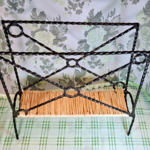kovácsoltvas újságtartó, retro újságtartó, ’60-as évek design, ’70-es évek lakberendezés, vintage magazintartó, twisted iron rack, rafia polc, mid-century modern, retro lakásdekor, magyar vintage bútor, kovácsoltvas tartó, rustic magazine rack, hand forged iron, vintage interior, fotózási kellék, indoor decor, wrought iron furniture,