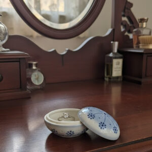 Gyűrűtartó porcelán a fésülködő asztalon