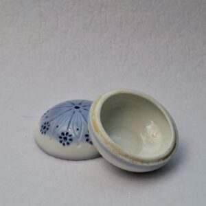 Aquincum Budapest, magyar porcelán, gyűrűtartó, ékszerdoboz, kék virágmintás, relief, 60-as évek, retro porcelán, vintage ékszertartó, Aquincum kerámia