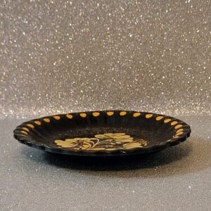 népi kerámia, fekete mázas tál, virágos tál, falitál, kézműves kerámia, magyar népművészet, erdélyi kerámia, vintage pottery, folk pottery, rustic decor, wall plate, kézi festés, dekor tál