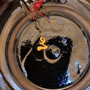 népi kerámia, fekete mázas tál, virágos tál, falitál, kézműves kerámia, magyar népművészet, erdélyi kerámia, vintage pottery, folk pottery, rustic decor, wall plate, kézi festés, dekor tál