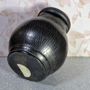 fekete kerámia, redukált égetés, magyar fazekas, kézzel korongozott, népi iparművészet, kézműves váza, alföldi kerámia, Hódmezővásárhely, Mezőtúr, Tiszafüred, népi kerámia, díszváza, vintage kerámia, retro váza, gyűjtői darab, fekete máz, karcolt díszítés, artisan pottery, Hungarian black pottery, hand thrown, rustic pottery, modern folk ceramic, 1970s, 1980s