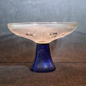 üveg kínálótál vintage tál kobaltkék üveg buborékdíszes üveg art glass bowl stúdióüveg mid-century modern retro üveg talpas tál cseh üveg stílus Zelezny Brod style Ząbkowice style kézműves üveg kék talpas tál design üveg kínáló