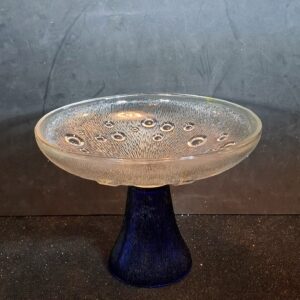 üveg kínálótál vintage tál kobaltkék üveg buborékdíszes üveg art glass bowl stúdióüveg mid-century modern retro üveg talpas tál cseh üveg stílus Zelezny Brod style Ząbkowice style kézműves üveg kék talpas tál design üveg kínáló