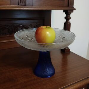 Egy kék lábú üveg kínáló tál a tállalószekrény pultján