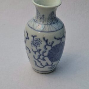 porcelán váza, miniatűr váza, kék–fehér porcelán, keleti minta, virágmintás, japán porcelán, kínai stílus, vintage dekor, kis váza, polcdísz, oriental vase, blue and white porcelain, miniature vase, floral pattern, Asian decor
