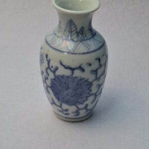 porcelán váza, miniatűr váza, kék–fehér porcelán, keleti minta, virágmintás, japán porcelán, kínai stílus, vintage dekor, kis váza, polcdísz, oriental vase, blue and white porcelain, miniature vase, floral pattern, Asian decor