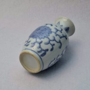 porcelán váza, miniatűr váza, kék–fehér porcelán, keleti minta, virágmintás, japán porcelán, kínai stílus, vintage dekor, kis váza, polcdísz, oriental vase, blue and white porcelain, miniature vase, floral pattern, Asian decor