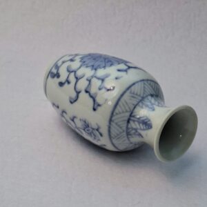 porcelán váza, miniatűr váza, kék–fehér porcelán, keleti minta, virágmintás, japán porcelán, kínai stílus, vintage dekor, kis váza, polcdísz, oriental vase, blue and white porcelain, miniature vase, floral pattern, Asian decor