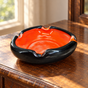 Retro kerámia hamutál – „SZ ZS 1967” jelzéssel / Retro Ceramic Ashtray – Marked “SZ ZS 1967” – illusztratív élőkép / illustrative lifestyle image