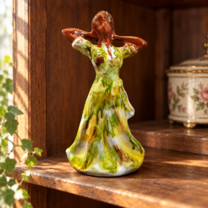 Kerámia táncosnőfigura / Ceramic Dancer Figurine – illusztratív élőkép / illustrative lifestyle image