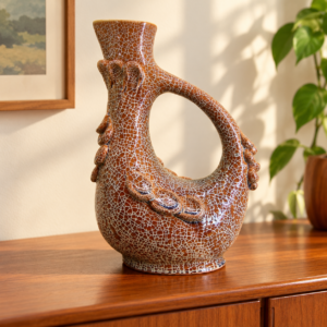 Repesztett mázas kakas formájú kancsóváza / Crackle-Glazed Rooster-Shaped Jug Vase – illusztratív élőkép / illustrative lifestyle image