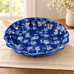 Kék-fehér foltmintás kerámia kínálótál áttört peremmel / Blue and White Mottled Ceramic Serving Bowl with Pierced Rim – illusztratív élőkép / illustrative lifestyle image
