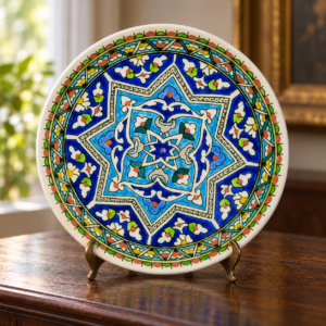 Kézzel festett török kerámia dísztányér / Hand-Painted Turkish Ceramic Decorative Plate – illusztratív élőkép / illustrative lifestyle image