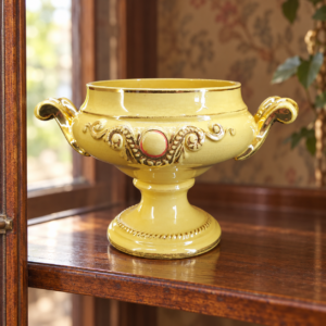 Aranyozott sárga fajanszserleg / Gilded Yellow Faience Goblet – illusztratív élőkép / illustrative lifestyle image