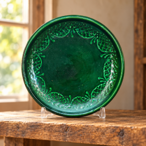 Steig István szekszárdi kerámia dísztányér / István Steig Szekszárd Ceramic Decorative Plate – illusztratív élőkép / illustrative lifestyle image