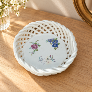 Fonottmintás kerámia gyűrűtartó / Basket-Weave Ceramic Ring Dish – illusztratív élőkép / illustrative lifestyle image