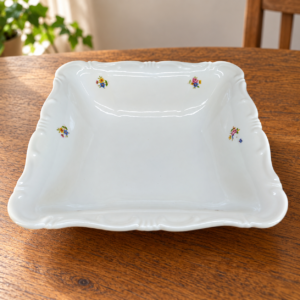 Zsolnay négyszögletes porcelán kínáló / Zsolnay Square Porcelain Serving Dish – illusztratív élőkép / illustrative lifestyle image