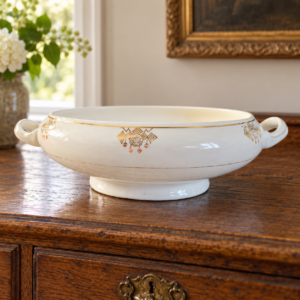Szecessziós ovális fajansztál aranyszegéllyel / Art Nouveau Oval Faience Dish with Gold Rim – illusztratív élőkép / illustrative lifestyle image