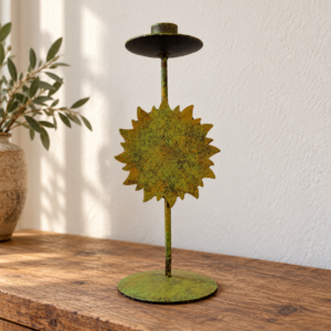Festett réz retro gyertyatartó / Painted Vintage Brass Candle Holder – illusztratív élőkép / illustrative lifestyle image