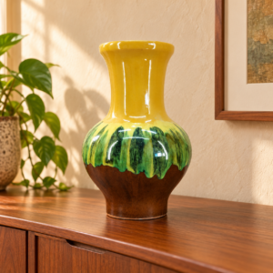 Jelzett retro mázas váza / Marked Retro Glazed Vase – illusztratív élőkép / illustrative lifestyle image