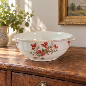 Szecessziós csipkebogyómintás majolika komatál, sérült / Art Nouveau Majolica Bowl with Rosehip Motif, Damaged – illusztratív élőkép / illustrative lifestyle image