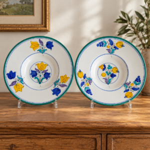 Habán motívumos kerámia dísztányérpár / Pair of Ceramic Decorative Plates with Haban Motifs – illusztratív élőkép / illustrative lifestyle image