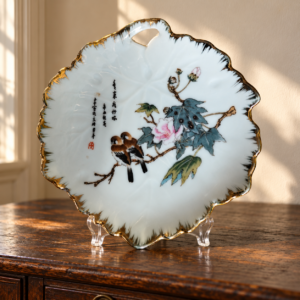 Aranyszegélyes, kézzel festett japán porcelántálka madárpárral / Hand-Painted Japanese Porcelain Dish with Gilt Rim and Bird Pair – illusztratív élőkép / illustrative lifestyle image