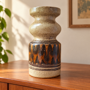 Kisméretű retro kerámiaváza / Small Retro Ceramic Vase – illusztratív élőkép / illustrative lifestyle image