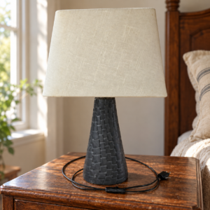 Fonott mintázatú kerámia testű Art Deco éjjeli lámpa | Vintage hangulatvilágítás / Art Deco Ceramic Table Lamp with Woven Pattern | Vintage Bedside Lamp – illusztratív élőkép / illustrative lifestyle image