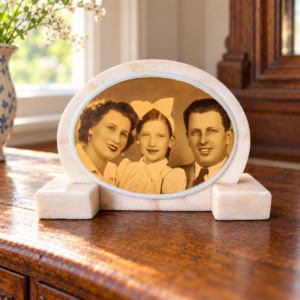 Vintage fehér márvány képkeret / Vintage White Marble Picture Frame – illusztratív élőkép / illustrative lifestyle image