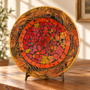 Retro mozaikmintás kerámia falitányér, narancs–fekete dekorral / Vintage Mosaic-Pattern Ceramic Wall Plate with Orange and Black Decoration – illusztratív élőkép / illustrative lifestyle image