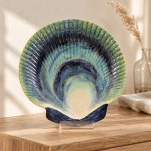 Kék-zöld kagylóformájú kerámiatál tölgy konzolon – élőkép / Blue-green shell-shaped ceramic dish on an oak console